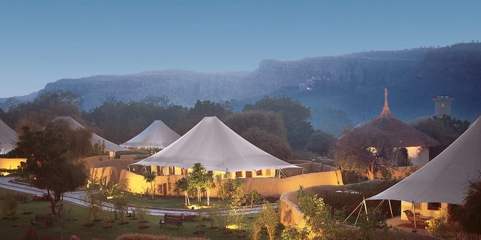 Tại khu nghỉ dưỡng trang nhã, Oberoi Vanyavilas, Ranthambhore thuộc bang Rajasthan, Ấn Độ, bạn sẽ có cơ hội ở trong các túp lều rộng rãi và huyền ảo. Mỗi biệt thự bạn ở đều nằm trong những khu vườn khép kín, với sàn gỗ tếch, bồn tắm rộng rãi và có thể ngửi thấy mùi thơm thoang thoảng từ những cây xoài, chanh trồng quanh vườn. Giá mỗi phòng một đêm ở đây là 645 USD.