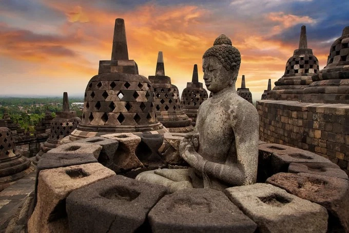 Khu phức hợp đền Borobudur tọa lạc trên đỉnh một quả đồi, giữa vùng đồng bằng phì nhiêu, nổi bật với phông nền là dãy núi Menoreh thuộc miền trung Java, Indonesia. Đền nằm cách thành phố Yogyakarta khoảng 40 km về phía bắc, là khu di tích Phật giáo lớn nhất trên thế giới có niên đại từ thế kỷ thứ 9. Ngôi đền có chín tầng, xếp chồng lên nhau bao gồm 6 vuông, 3 tròn và trên cùng là một mái tròn, tổng chiều cao 42 m, tương đương chiều cao của một tòa nhà 10 tầng hiện đại. Kiến trúc Borobudur được trang trí với 3.000 tác phẩm phù điêu chạm khắc nổi, 72 tháp chuông hình mắt cáo và 504 pho tượng Phật. Tất cả bậc thềm từ tầng 1 đến tầng 9 đều được phủ kín bằng những phù điêu, chạm trổ cầu kỳ mô tả cuộc đời của đức Phật Thích Ca, các bồ tát và anh hùng đã giác ngộ Phật pháp. Bên cạnh đó là những nội dung về thiên đàng và về địa ngục. Ngày nay, Borobudur là công trình kiến trúc thu hút nhiều khách du lịch nhất tại Indonesia. Ảnh: Koemeshi.  Tạp chí National Geographic của Hội Địa lý Quốc gia Mỹ, ra mắt lần đầu năm 1888. Hiện tạp chí được lưu hành trên toàn thế giới với gần 40 phiên bản ngôn ngữ khác nhau.