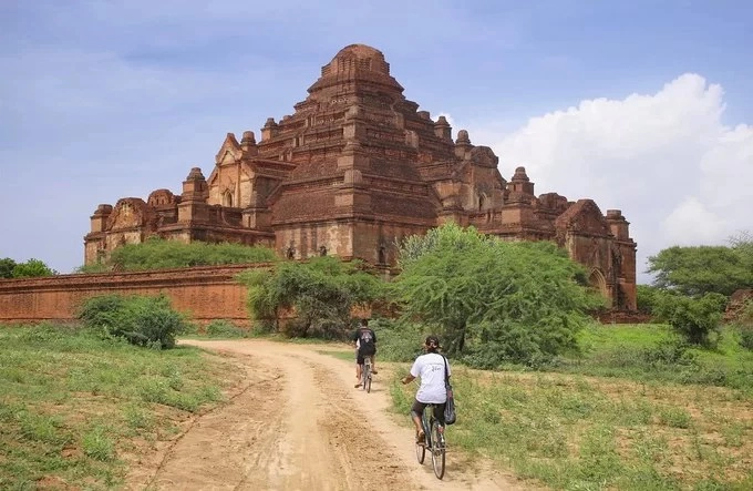 Thánh địa Phật giáo Bagan ở Myanmar có hàng nghìn đền chùa linh thiêng, trong đó nổi bật là đền Dhammayangyi (ảnh). Công trình do vua Narathu cho xây dựng từ năm 1167 sau khi giết vua cha và anh trai, chiếm ngai vàng.  Ngôi đền được dựng bằng gạch nung và không hề có mạch vữa. Tương truyền, Dhammayangyi mãi dở dang do những tội ác mà Narathu gây ra. Điều đó cũng lý giải vì sao công trình không có chóp như những ngôi đền khác. Ảnh: Ben The Man.