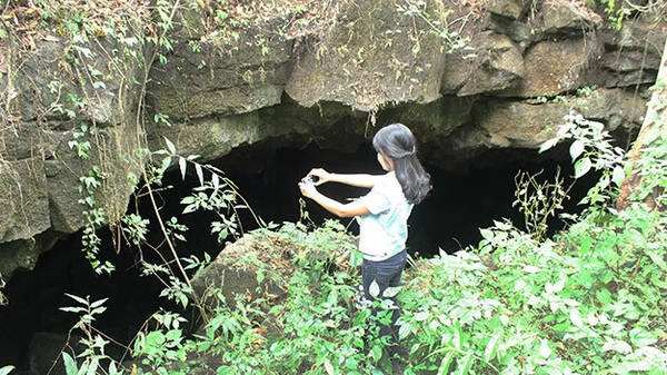 Một hang động tại khu vực thác Gia Long, Đray Sáp liên thông đến miệng núi lửa ở buôn Choah cách đó trên 10km