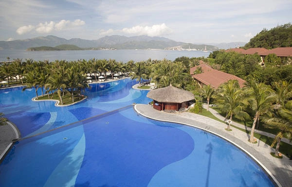 Vinpearl Luxury Nha Trang nằm trên đảo Hòn Tre xinh đẹp. Từ trên du thuyền, bạn sẽ nhìn thấy 84 biệt thự nằm trải dài trên bờ biển cát trắng, chạy dọc theo những triền núi xa xôi. Đến với khu nghỉ dưỡng tuyệt vời ấy, du khách sẽ có cơ hội thưởng ngoạn cảnh đẹp trên đảo và được chăm sóc hoàn hảo bởi các dịch vụ spa. vietnam-ivivu-1