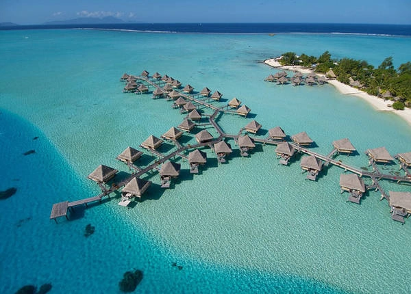 Intercontinental Le Moana, ở Bora Bora, Polynesia, Pháp nằm lơ lửng trên các nhà sàn giữa biển và đầm phá, là nơi sở hữu một số khu nghỉ mát Bungalow (nhà một tầng bằng gỗ) trên nước đẹp nhất. Nơi đây có hai nhà hàng, một sảnh cocktail, các dịch vụ spa gần đó và 63 phòng khách sẽ tạo cho du khách cơ hội tuyệt vời để thư giãn giữa đại dương bao la. vietnam-ivivu-2