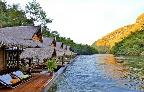 Float House River Kwai, Kanchanaburi, Thái Lan cung cấp cho du khách những khu nghỉ mát được thiết kế trôi nổi trên sông Khwae Noi. Nơi đây có 18 biệt thự sang trọng được thiết kế và xây dựng từ tre và gỗ tếch theo phong cách truyền thống của người Thái. Đến đây, du khách có thể đi dạo, cưỡi voi, chèo thuyền trên sông, thăm ngôi làng Mon bản địa… vietnam-ivivu-3