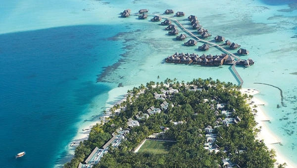 Conrad Maldives Rangali Island, Alif Dhaal Atoll, Maildives nằm trên hai hòn đảo tách biệt, cách tiếp cận duy nhất là bằng thuyền và mọi hướng nhìn ra biển đều rất thuận lợi. Conrad Rangali sở hữu hơn 150 phòng biệt thự sang trọng, đáp ứng mọi thị hiếu của du khách. Điều đặc biệt khi đến đây, du khách có thưởng thức những bữa ăn trong các khu nghỉ mát nằm sâu dưới biển 5m. vietnam-ivivu-4