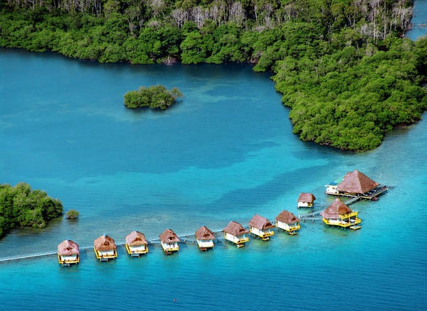 Punta Caracol Acqua Lodge - Bocas del Toro, Panama. Vùng đất Bocas del Toro vốn rất nổi tiếng với cuộc sống về đêm đầy màu sắc, công viên, bãi biển đẹp và là một trong những điểm tham quan phổ biến cho khách du lịch bụi. Punta Caracol Acqua Lodge đặc trưng với những túp lều nằm trên mặt nước có mái lợp đều bằng lá cọ. Đến đây, du khách có thể khám phá văn hóa bản địa, câu cá cùng người dân và thực hiện những chuyến đi xuyên qua rừng mưa… vietnam-ivivu-6