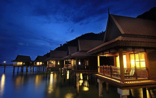 Berjaya Langkawi Resort, Langkawi, Malaysia. Langkawi là một quần đảo gồm 99 hòn đảo và được gọi là "Viên ngọc quý của bang Kedah". Tại đây, du khách cũng có thể tham gia chơi tennis, câu cá, lặn biển hay lướt ván buồm, nhâm nhi trong các quán bar và nhà hàng vào buổi tối. vietnam-ivivu-7