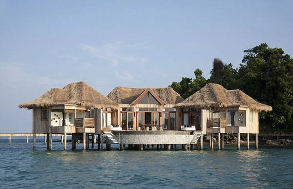 Song Saa Private Island, Koh Rong, Campuchia. Nằm trải rộng trên hai hòn đảo hoang sơ, được gọi là Sông Saa, khu nghỉ mát tràn đầy sự quyến rũ và sang trọng với các điểm nhấn màu trắng sắc nét. Nơi đây có một hồ bơi cực lớn, một trung tâm yoga và thiền định và duy nhất một cửa hàng. vietnam-ivivu-8