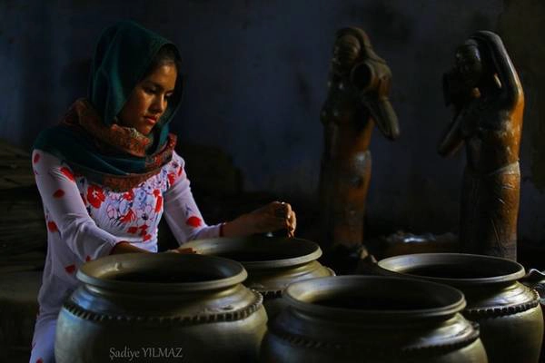 Cô gái Chăm ở Phan Rang đươc chụp bởi Sadiye Yilmaz. Cô gái Chăm ở Phan Rang đươc chụp bởi Sadiye Yilmaz.