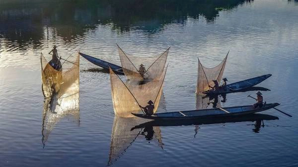 Khoảnh khắc các ngư dân đồng loạt thảlưới trên sông Hương ở Huế là thành quả của nhiếp ảnh Teberik Kolgeli. Khoảnh khắc các ngư dân đồng loạt thảlưới trên sông Hương ở Huế là thành quả của nhiếp ảnh Teberik Kolgeli.