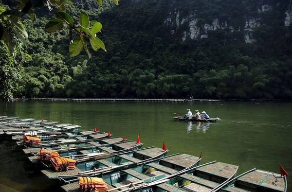 Tam Cốc thường được gọi là "Hạ Long trên cạn" vì cũng có nhiều động, núi đá vôi cùng các di tích lịch sử từ thời Trần vào khoảng thế kỷ 13, 14. Tác phẩm do nhiếp ảnh gia Nese Ari chụp. Tam Cốc thường được gọi là "Hạ Long trên cạn" vì cũng có nhiều động, núi đá vôi cùng các di tích lịch sử từ thời Trần vào khoảng thế kỷ 13, 14. Tác phẩm do nhiếp ảnh gia Nese Ari chụp.