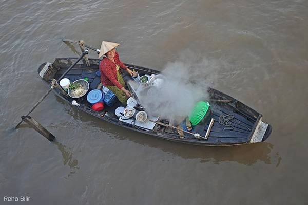 Việt Nam là một trong những nước sông Mekong chảy qua. Dường như nhiếp ảnh gia nào cũng hào hứng khi đến vùng đồng bằng sông Cửu Long, khám phá những con người bản địa thân thiện, các hoạt động buôn bán trên sông. Ảnh của tác giả Reha Billr. Việt Nam là một trong những nước sông Mekong chảy qua. Dường như nhiếp ảnh gia nào cũng hào hứng khi đến vùng đồng bằng sông Cửu Long, khám phá những con người bản địa thân thiện, các hoạt động buôn bán trên sông. Ảnh của tác giả Reha Billr.