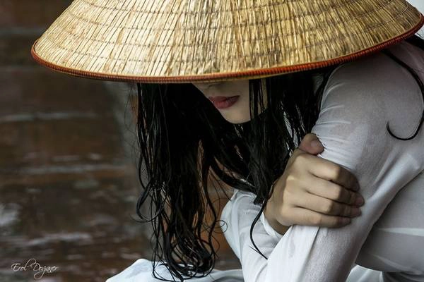 Chuyến đi 16 ngày kết thúc có phần tiếc nuối vì các nhiếp ảnh gia vẫn mong muốn có thêm nhiều thời gian hơn để chụp ảnh về Việt Nam. Một góc nhìn khác về thiếu nữ Việt trong tà áo dài trắng và nón lá của nhiếp ảnh gia Erol Doganer. Chuyến đi 16 ngày kết thúc có phần tiếc nuối vì các nhiếp ảnh gia vẫn mong muốn có thêm nhiều thời gian hơn để chụp ảnh về Việt Nam. Một góc nhìn khác về thiếu nữ Việt trong tà áo dài trắng và nón lá của nhiếp ảnh gia Erol Doganer.