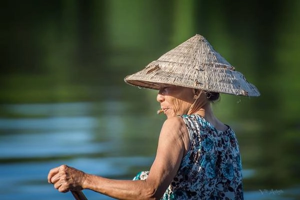 Một phụ nữ chèo thuyền trên dòng sông Hương ở Huế. Ảnh của tác giả Veli Aydogdu. Một phụ nữ chèo thuyền trên dòng sông Hương ở Huế. Ảnh của tác giả Veli Aydogdu.