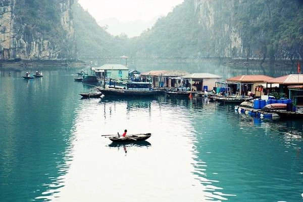 Việt Nam có lịch sử phát triển phong phú với nền văn hoá lâu đời và ẩm thực độc đáo. Trải nghiệm thú vị khi tới Việt Nam phải kể tới hành trình dọc theo sông Cửu Long - một cách tuyệt vời để khám phá đất nước, thăm thú vườn quốc gia, những rặng san hô đẹp và các đầm phá lớn nhất thế giới. Trên hình là làng chài trên vịnh Hạ Long - nơi được nhiều du khách nước ngoài yêu thích.