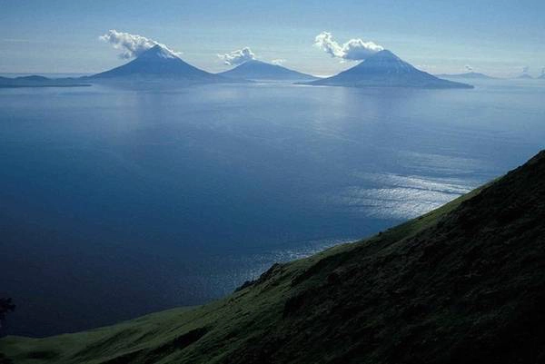 Quần đảo Galapagos, nằm ngoài khơi bờ biển Ecuador gần như tách biệt với phần còn lại của thế giới. 90% các hòn đảo của Galapagos thuộc công viên quốc gia và luôn nằm trong tình trạng được bảo vệ. Điều này giúp hạn chế du khách lên đảo và khuyến khích các công ty lữ hành giảm tác động từ hoạt động du lịch bằng cách tái chế, bảo vệ nguồn nước và năng lượng.