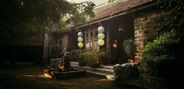 Điểm nổi bật trong quần thể kiến trúc ở đây là những ngôi nhà được thiết kế, xây dựng với nhiều phong cách, hình dáng, từ nhà sàn của dân tộc Mường đến nhà ngôi nhà mô phỏng theo lối kiến trúc nhà 3 gian của nhân dân đồng bằng Bắc Bộ.