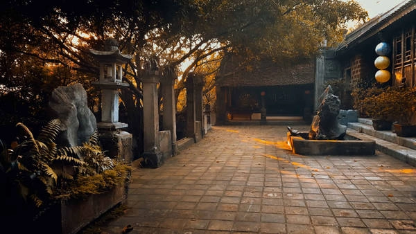 Mỗi nhà có một tên gọi riêng gắn liền với giá trị lịch sử mà chủ nhân muốn truyền tải, như nhà Tường Vân là gian nhà cổ có từ thời nhà Nguyễn, nhà Đại Khoa được dựng lên dựa trên khuôn viên của nhà cổ khu vực Bắc Ninh. Còn nếu muốn đến thưởng thức nghệ thuật, bạn có thể tìm đến nhà hát Long Đình, ngôi nhà có diện tích rộng lớn và trang trí công phu.