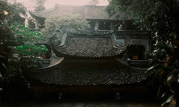 Quần thể kiến trúc cổ pha chút hiện đại cùng hàng nghìn hiện vật văn hóa lịch sử từ các triều đại Đinh, Lý, Trần, Lê… đã khiến Việt phủ trở thành điểm du lịch văn hoá hấp dẫn gần chốn thị thành.