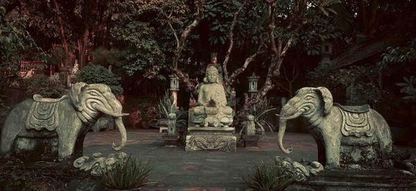 Ngoài 3 kiến trúc nhà cổ đặc trưng, nơi đây còn có nhiều công trình kiến trúc rất đẹp khác, điển hình như khu thờ Phật Tổ ngoài trời. Nơi đây được bài trí trang nghiêm với tượng Phật tổ ở chính giữa, xung quanh là các cây hương bằng đá, hai bên bậc đá dẫn lên chân Phật Tổ có đặt rất nhiều cây cảnh, càng tôn thêm vẻ đẹp của nơi thờ tự.