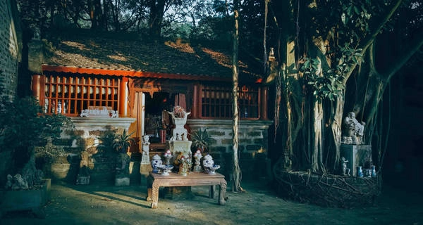 Sự tài hoa của họa sĩ Thành Chương còn được thể hiện trong việc xây dựng tại Việt phủ một hội trường rộng lớn với hàng chục bộ bàn ghế cổ. Phía trước hội trường là khu nhà Lò Mạc Hương rất mộc mạc, giản dị với những cây phượng vĩ xum xuê, xanh tốt được trồng xung quanh.