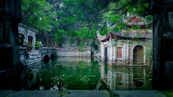 Việt Phủ nằm tại hồ Kèo Cả, xã Hiền Ninh, huyện Sóc Sơn, Hà Nội, cách trung tâm thành phố khoảng 35 phút lái xe, cách sân bay Nội Bài 15 phút.