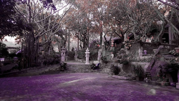 Tháng 5, Lò Mạc Hương càng đẹp lộng lẫy hơn vì được tô điểm bởi màu đỏ rực rỡ của hoa phượng. Liền ngay đó là nếp nhà Đại Khoa với những bộ bàn ghế đơn sơ mộc mạc.