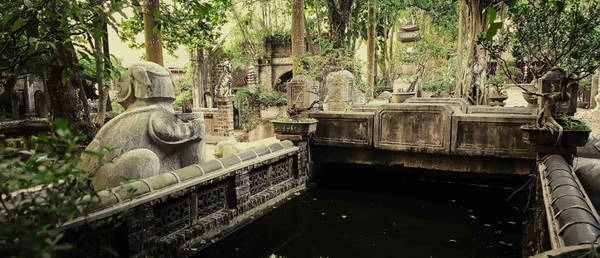Là một quần thể kiến trúc lưu giữ nhiều giá trị lịch sử, Việt Phủ Thành Chương đã được nhiều báo quốc tế như The New York Times, Herald Tribune giới thiệu. Vậy đâu là điểm hấp dẫn nhất, nổi bật nhất và kinh nghiệm khi đi tham quan khu du lịch hấp dẫn này là gì?