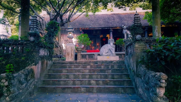 Không giống như các khu du lịch ồn ào, náo nhiệt, ở đây dù đông khách tới đâu cũng giữ nguyên nét yên tĩnh riêng biệt với cây cối, ao, vườn, sân đình…