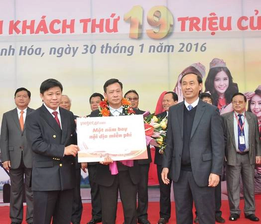 Hành khách may mắn đã được Vietjet tặng “Một năm bay miễn phí”. Hành khách may mắn đã được Vietjet tặng “Một năm bay miễn phí”.