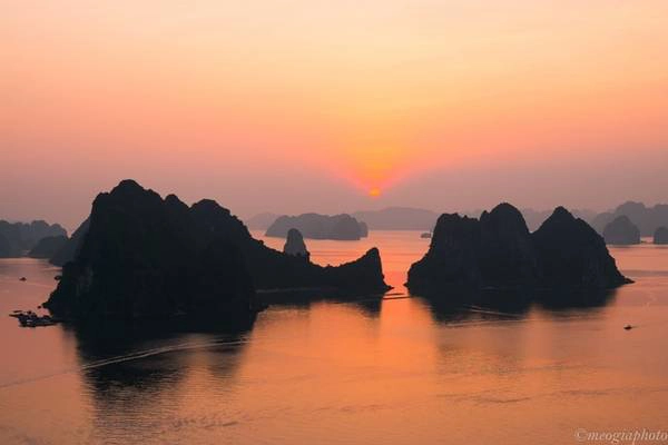 Vịnh Hạ Long là một điểm du lịch nổi tiếng hàng đầu của Việt Nam, được UNESCO công nhận di sản thế giới về giá trị thẩm mỹ và giá trị địa chất địa mạo. Đoàn phim đã có mặt tại Hạ Long cách đây khoảng nửa năm và khảo sát nhiều ngày trên vịnh. Ngày 16/3, đạo diễn Jordan Vogt - Roberts kiểm tra lần cuối trước khi bấm máy vào ngày hôm sau. Vịnh Hạ Long là một điểm du lịch nổi tiếng hàng đầu của Việt Nam, được UNESCO công nhận di sản thế giới về giá trị thẩm mỹ và giá trị địa chất địa mạo. Đoàn phim đã có mặt tại Hạ Long cách đây khoảng nửa năm và khảo sát nhiều ngày trên vịnh. Ngày 16/3, đạo diễn Jordan Vogt - Roberts kiểm tra lần cuối trước khi bấm máy vào ngày hôm sau.