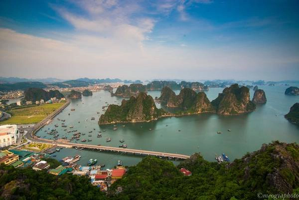 Một góc nhìn khác lạ về vịnh Hạ Long từ ngọn núi Bài Thơ. Là một trong 2 vịnh biển đẹp nhất Việt Nam bên cạnh vịnh Nha Trang, vịnh Hạ Long là nơi thường xuyên đón các tàu du lịch quốc tế. Một góc nhìn khác lạ về vịnh Hạ Long từ ngọn núi Bài Thơ. Là một trong 2 vịnh biển đẹp nhất Việt Nam bên cạnh vịnh Nha Trang, vịnh Hạ Long là nơi thường xuyên đón các tàu du lịch quốc tế.