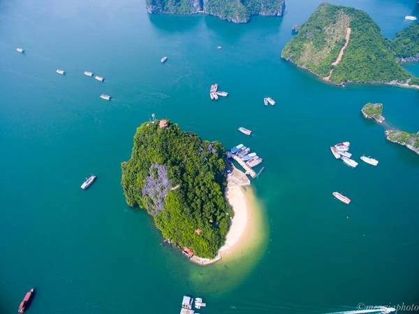 Đảo Ti Tốp, nơi có bãi tắm nổi tiếng với bãi cát trắng và làn nước xanh biếc luôn là điểm dừng chân được yêu thích của mọi du khách khi tham quan vịnh Hạ Long. Đảo nằm cách Bãi Cháy 14 km về phía đông. Đảo Ti Tốp, nơi có bãi tắm nổi tiếng với bãi cát trắng và làn nước xanh biếc luôn là điểm dừng chân được yêu thích của mọi du khách khi tham quan vịnh Hạ Long. Đảo nằm cách Bãi Cháy 14 km về phía đông.
