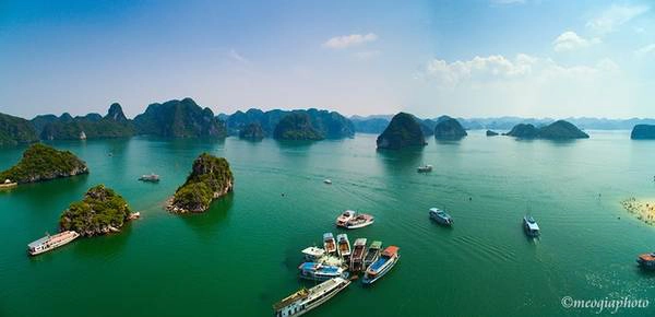 Đảo Ti Tốp nằm giữa nhiều hòn đảo nhỏ khác, tạo thành một quần thể sống động tuyệt đẹp, là nơi dừng chân của các tàu thuyền du lịch. Đảo Ti Tốp nằm giữa nhiều hòn đảo nhỏ khác, tạo thành một quần thể sống động tuyệt đẹp, là nơi dừng chân của các tàu thuyền du lịch.
