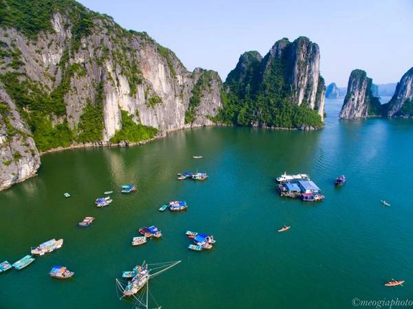 Khung cảnh biển trời bao la xanh ngắt một màu với những hòn đảo nhỏ trên biển xanh. Khung cảnh biển trời bao la xanh ngắt một màu với những hòn đảo nhỏ trên biển xanh.