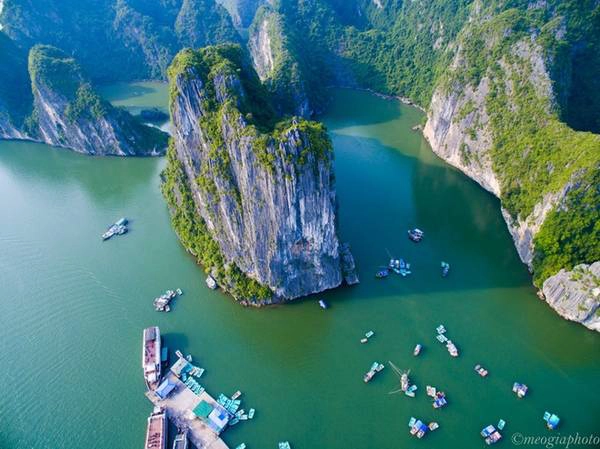 Ba Hang cũng là một điểm dừng chân yêu thích của du khách vì ngoài việc được đi thăm làng chài bạn còn có thể tự chèo thuyền kayak tham quan những hang động trên vịnh. Ba Hang cũng là một điểm dừng chân yêu thích của du khách vì ngoài việc được đi thăm làng chài bạn còn có thể tự chèo thuyền kayak tham quan những hang động trên vịnh.