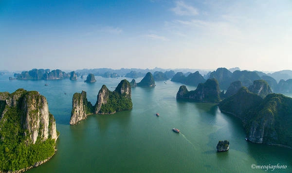 Cống Lá – Ba Hang nằm cách Tuần Châu khoảng 30 km và cách bến tàu Hòn Gai khoảng 20 km. Đây là điểm giáp ranh với đảo Cát Bà của Hải Phòng, đồng thời là địa điểm quay phim bom tấn Kong: Skull Island. Cống Lá – Ba Hang nằm cách Tuần Châu khoảng 30 km và cách bến tàu Hòn Gai khoảng 20 km. Đây là điểm giáp ranh với đảo Cát Bà của Hải Phòng, đồng thời là địa điểm quay phim bom tấn Kong: Skull Island.