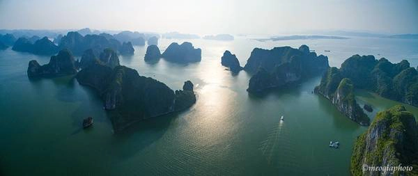 Hàng nghìn hòn đảo với hình thù khác nhau nằm giữa biển trời tạo nên vẻ đẹp kỳ vĩ độc đáo cho vịnh Hạ Long. Hàng nghìn hòn đảo với hình thù khác nhau nằm giữa biển trời tạo nên vẻ đẹp kỳ vĩ độc đáo cho vịnh Hạ Long.