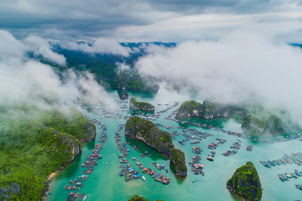 Cách trung tâm Hải Phòng khoảng 30 km và thành phố Hạ Long (Quảng Ninh) khoảng 25 km, đảo Cát Bà sẽ mang đến cho du khách nhiều kỷ niệm khó quên. Được mệnh danh là Hòn Ngọc của vịnh Bắc Bộ, Cát Bà, quần đảo thuộc địa phận thành phố Hải Phòng, những năm gần đây đang ngày càng khẳng định vị trí của mình trong ngành du lịch. Với hàng trăm hòn đảo nguyên sơ, nơi đây nổi bật bởi vẻ hùng vĩ, ngoạn mục mà thiên nhiên ban tặng. Ảnh: Trần Quý.