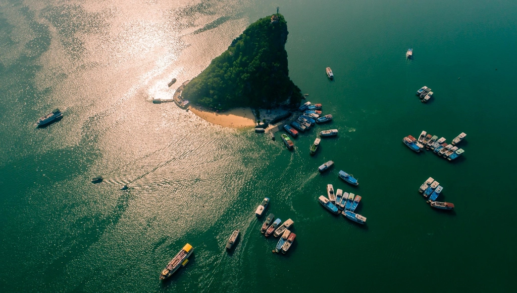 Trong chuyến khám phá điểm du lịch nổi tiếng này, bạn có thể ghé thăm những làng chài để chứng kiến cuộc sống lao động trên biển thú vị của người dân nơi đây. Ngoài đắm chìm trong phong cảnh núi non, biển cả, du khách còn có cơ hội tham gia các hoạt động vui chơi, giải trí sôi nổi như tham gia trò chơi cảm giác mạnh, chiêm ngưỡng phòng tranh mỹ thuật đặc sắc, thưởng thức chương trình nghệ thuật truyền thống, xem biểu diễn múa rối, nhạc nước... Ảnh: Nguyễn Tuấn.