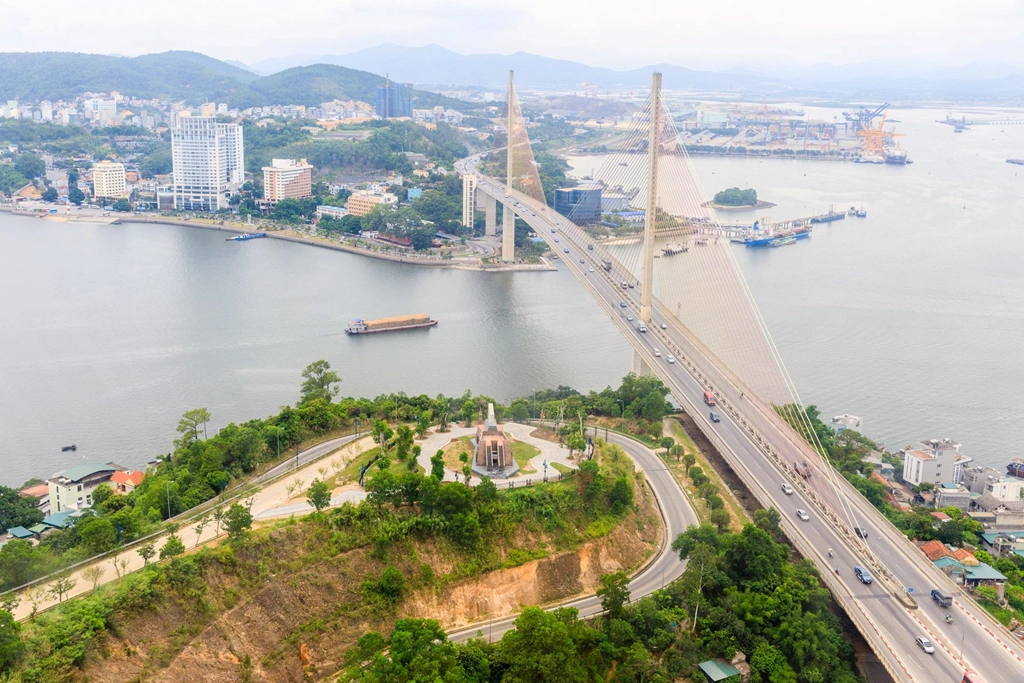 Rời Hà Nội khoảng 170 km, bạn sẽ được hòa mình vào không gian rộng lớn với khung cảnh thiên nhiên hữu tình của thành phố Hạ Long, thiên đường nghỉ dưỡng lý tưởng ở Quảng Ninh. Theo thống kê từ công ty vận tải hành khách Hoppa, vịnh Hạ Long thuộc top 5 điểm đến hấp dẫn nhất ở châu Á. CNN cũng đã đưa ra 25 địa điểm du lịch đẹp nhất hành tinh. Trong đó, vịnh Hạ Long (Quảng Ninh) vinh dự nằm trong danh sách này. Ảnh: Nguyễn Tuấn.