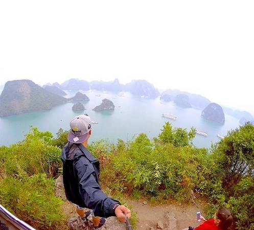 Hạ Long, Việt Nam: Di sản văn hóa thế giới này bao gồm rất nhiều hòn đảo nhỏ, với 4 làng chài yên bình. Dù bạn có chọn góc độ nào đi chăng nữa, thì những bức ảnh chụp ở đây đều hoàn hảo. vinhhanlongdiadiemselfiledepnhathanhtinh-ivivu-1
