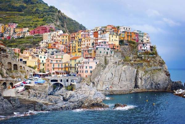 Làng Manarola, Cinque Terre, Italy: Ngôi làng trông giống như một hộp bút chì màu khổng lồ với những tòa nhà đầy màu sắc, sẽ là nền cảnh tuyệt đẹp cho những bức ảnh selfie để đời. vinhhanlongdiadiemselfiedepnhathanhtinh-ivivu-11