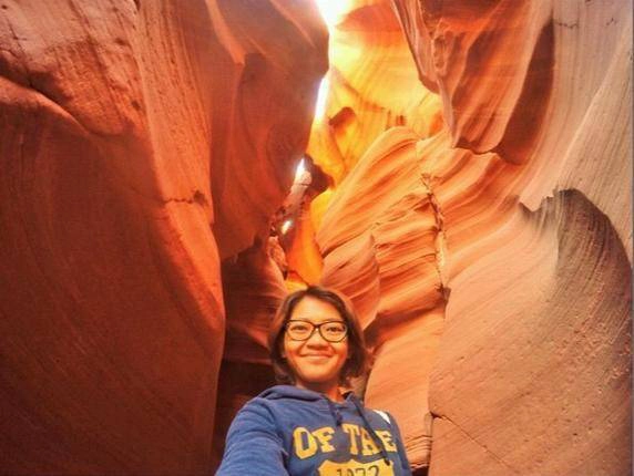 Antelope Canyon, Arizona: Hẻm núi nổi tiếng với ánh sáng mặt trời lọt xuống vào một số thời điểm nhất định trong ngày, rọi vào vân đá, khiến cảnh tượng trở nên lung linh. vinhhanlongdiadiemselfiedepnhathanhtinh-ivivu-3