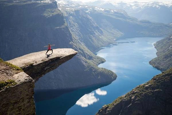 Trolltunga, Nauy: Không khí ở vùng Trolltunga rất trong lành, với vách đá cao 700m từ mặt hồ Ringedalsvatnet. Ảnh selfie ở đây chắc chắn sẽ rất hot trên Instagram. vinhhanlongdiadiemselfiedepnhathanhtinh-ivivu-7