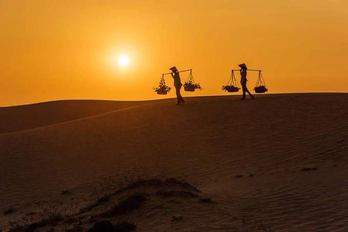 Mũi Né, Việt Nam Mũi Né thuộc TP Phan Thiết, tỉnh Bình Thuận. Trang MSN xếp khung cảnh hoàng hôn ở đây đẹp thứ 10 và gợi ý du khách nên đến các bãi biển hoặc đồi cát để có thể chiêm ngưỡng khung cảnh đẹp đẽ này. Đồi cát Mũi Né, Bàu Trắng, Suối Tiên, làng chài Mũi Né cũng là những nơi bạn nên đến trong chuyến khám phá tỉnh duyên hải miền Trung. Mũi Né, Việt Nam Mũi Né thuộc TP Phan Thiết, tỉnh Bình Thuận. Trang MSN xếp khung cảnh hoàng hôn ở đây đẹp thứ 10 và gợi ý du khách nên đến các bãi biển hoặc đồi cát để có thể chiêm ngưỡng khung cảnh đẹp đẽ này. Đồi cát Mũi Né, Bàu Trắng, Suối Tiên, làng chài Mũi Né cũng là những nơi bạn nên đến trong chuyến khám phá tỉnh duyên hải miền Trung.