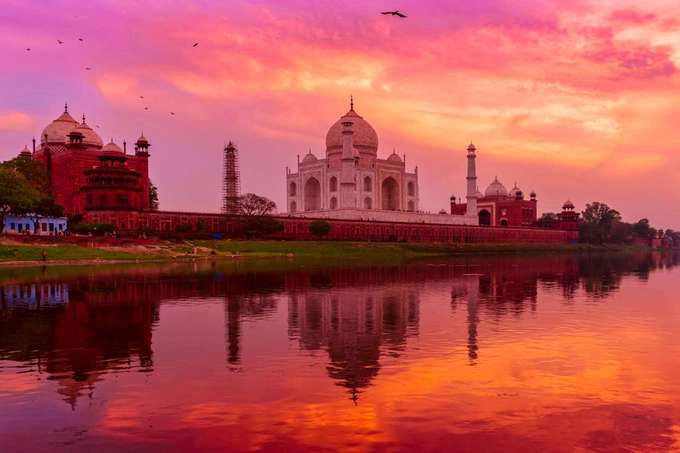 Taj Mahal, Ấn Độ Được xếp vào một trong 7 kỳ quan thế giới đương đại, đền Taj Mahal là điểm đến mơ ước của nhiều du khách. Đền được xây dựng từ đá cẩm thạch trắng, khi mặt trời đi xuống, ánh nắng cuối ngày chiếu lên công trình tạo khung cảnh choáng ngợp. Đây cũng là điểm săn ảnh nổi tiếng với nhiều nhiếp ảnh gia trên thế giới. Taj Mahal, Ấn Độ Được xếp vào một trong 7 kỳ quan thế giới đương đại, đền Taj Mahal là điểm đến mơ ước của nhiều du khách. Đền được xây dựng từ đá cẩm thạch trắng, khi mặt trời đi xuống, ánh nắng cuối ngày chiếu lên công trình tạo khung cảnh choáng ngợp. Đây cũng là điểm săn ảnh nổi tiếng với nhiều nhiếp ảnh gia trên thế giới.