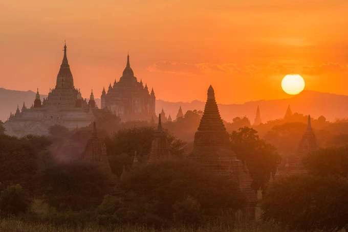 Bagan, Myanmar Thành phố cổ của Myanmar nổi tiếng khắp thế giới với hình ảnh những ngôi đền ẩn hiện trong làn sương mờ vào sáng sớm. Cuối ngày, khi mặt trời lặn xuống, những tia nắng cuối cùng len lỏi tạo thành đường viền cho hàng nghìn ngôi đền và chùa cổ. Bagan, Myanmar Thành phố cổ của Myanmar nổi tiếng khắp thế giới với hình ảnh những ngôi đền ẩn hiện trong làn sương mờ vào sáng sớm. Cuối ngày, khi mặt trời lặn xuống, những tia nắng cuối cùng len lỏi tạo thành đường viền cho hàng nghìn ngôi đền và chùa cổ.