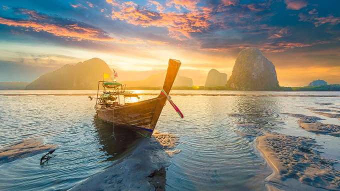 Phuket, Thái Lan Đảo lớn nhất của Thái Lan là chốn nghỉ mát được khách du lịch ưa thích. Nơi đây được biết đến với nhiều bãi biển đẹp và cuộc sống về đêm nhộn nhịp. Bãi biển Kata, Surin hay mũi Promthep là một số nơi nổi tiếng để bạn bắt được cảnh hoàng hôn ấn tượng. Phuket, Thái Lan Đảo lớn nhất của Thái Lan là chốn nghỉ mát được khách du lịch ưa thích. Nơi đây được biết đến với nhiều bãi biển đẹp và cuộc sống về đêm nhộn nhịp. Bãi biển Kata, Surin hay mũi Promthep là một số nơi nổi tiếng để bạn bắt được cảnh hoàng hôn ấn tượng.