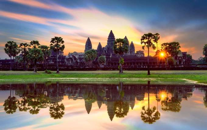 Angkor Wat, Campuchia Angkor là quần thể di sản được đánh giá lớn nhất Đông Nam Á, là Di sản Thế giới được UNESCO công nhận. Mỗi năm có hàng nghìn du khách tới đây để tham quan những dấu tích còn sót lại của vương quốc Khmer, có từ thế kỷ thứ 9. Tại đây, bạn có thể chụp lại hoàng hôn phản chiếu lên mặt nước, phía xa là những ngôi đền cổ. Angkor Wat, Campuchia Angkor là quần thể di sản được đánh giá lớn nhất Đông Nam Á, là Di sản Thế giới được UNESCO công nhận. Mỗi năm có hàng nghìn du khách tới đây để tham quan những dấu tích còn sót lại của vương quốc Khmer, có từ thế kỷ thứ 9. Tại đây, bạn có thể chụp lại hoàng hôn phản chiếu lên mặt nước, phía xa là những ngôi đền cổ.