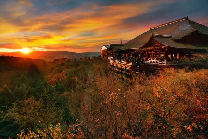 Đền Kiyomizu-dera, Nhật Bản Kiyomizu-dera là địa danh mà du khách không thể bỏ qua khi đến tham quan cố đô Kyoto, Nhật Bản. Mỗi năm, ngôi đền đón khoảng 3 triệu lượt khách. Ngôi đền xếp thứ 8, sau vịnh Hạ Long của Việt Nam. Nơi ngắm mặt trời lặn đẹp nhất là cổng phía tây Sai-mon của ngôi đền. Đền Kiyomizu-dera, Nhật Bản Kiyomizu-dera là địa danh mà du khách không thể bỏ qua khi đến tham quan cố đô Kyoto, Nhật Bản. Mỗi năm, ngôi đền đón khoảng 3 triệu lượt khách. Ngôi đền xếp thứ 8, sau vịnh Hạ Long của Việt Nam. Nơi ngắm mặt trời lặn đẹp nhất là cổng phía tây Sai-mon của ngôi đền.